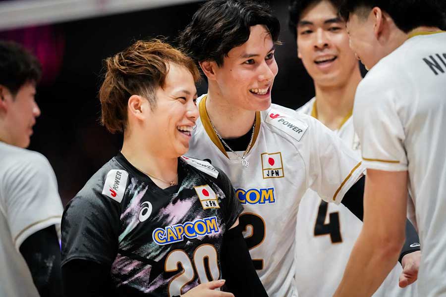 バレーボール日本代表の山本智大（左）と高橋藍【写真：Volleyball World提供】