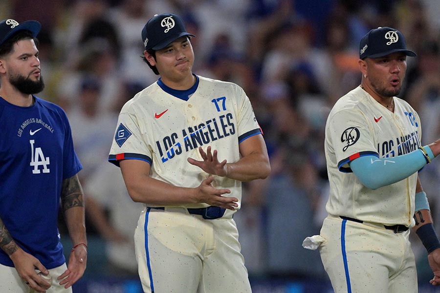 ドジャースの大谷翔平(中央)【写真:ロイター】