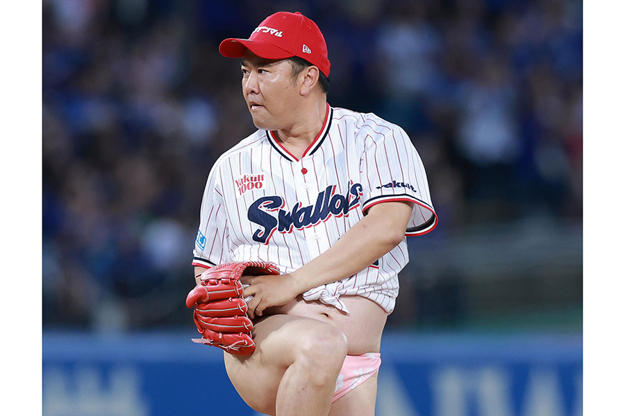とにかく明るい安村がヤクルト戦の始球式に登場【写真：産経新聞社】