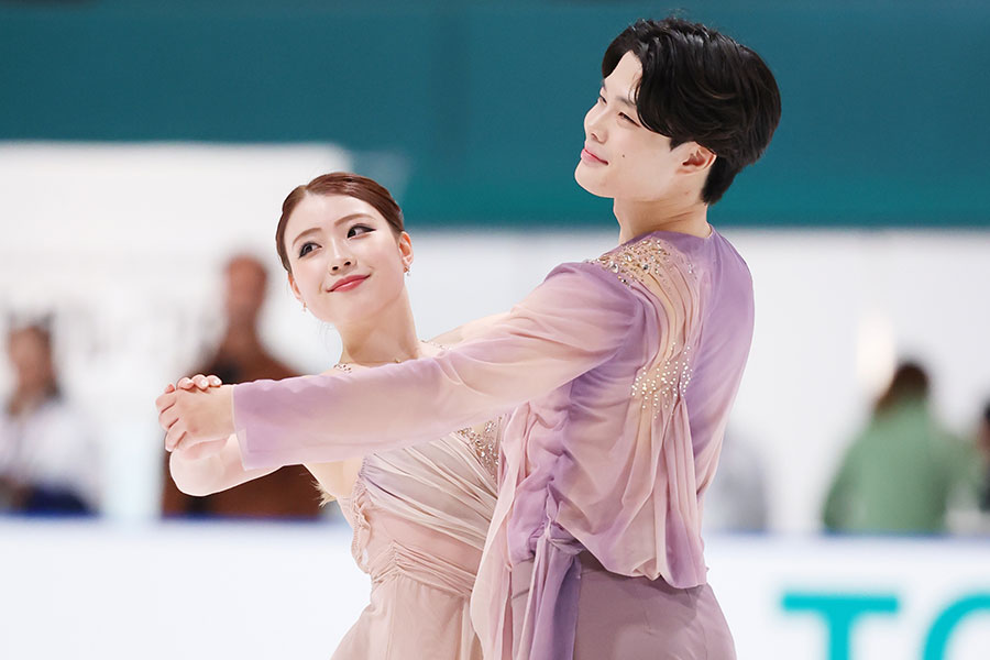 木下グループ杯に出場した紀平梨花・西山真瑚組【写真：森田直樹/アフロスポーツ】