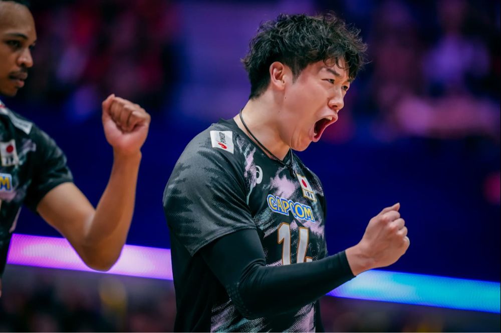 バーレーン戦に出場した石川祐希(右)【写真:Volleyball World提供】