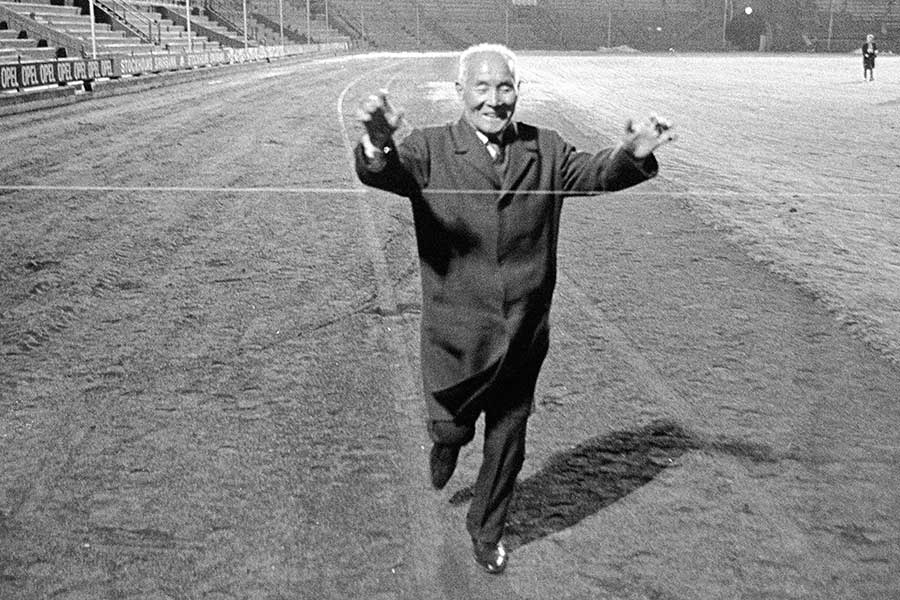 ストックホルム五輪の開催55周年記念式典でゴールテープを切る金栗四三【写真：TT News Agency/アフロ】
