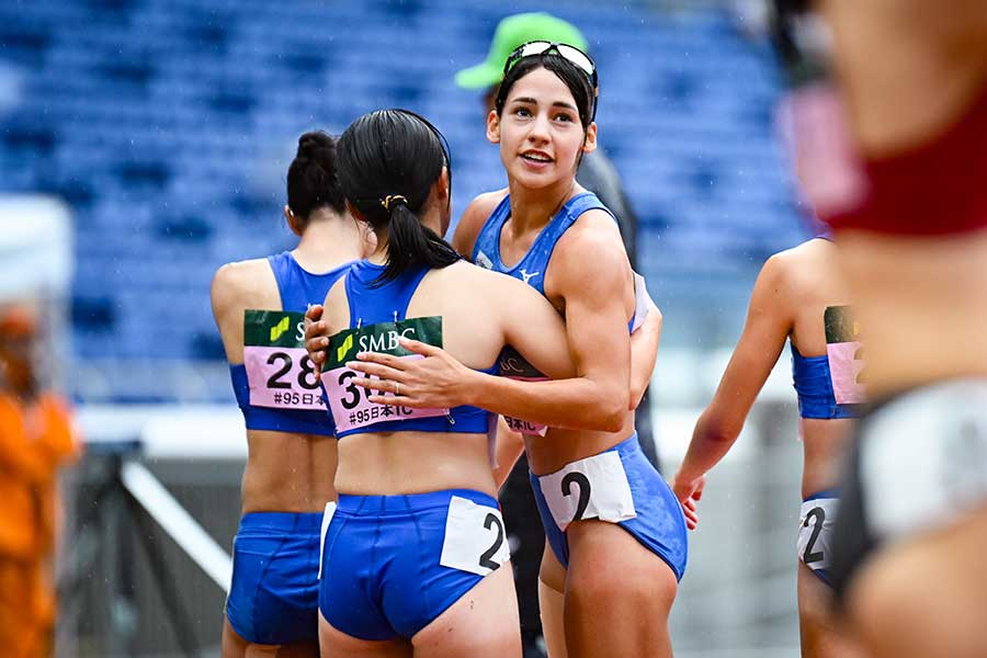 女子4×400メートルリレー決勝に出場した青木アリエ【写真：中戸川知世】