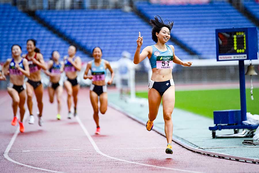 女子800メートルで独走Vを果たした勝くるみ【写真:中戸川知世】