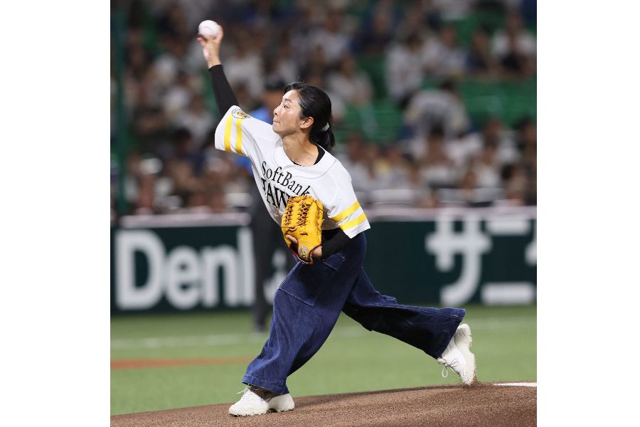 始球式を行った片岡安祐美監督【写真:産経新聞社】