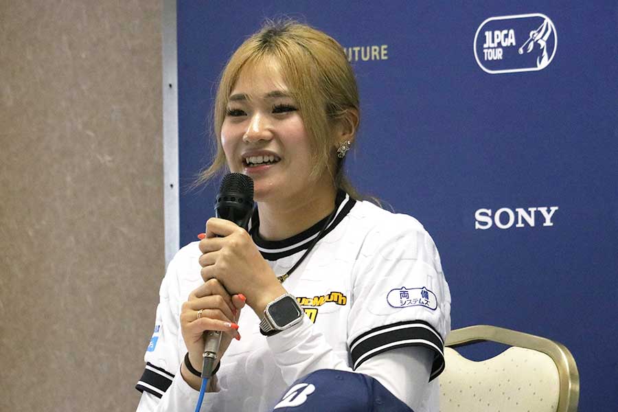 会見に登場した桑木志帆【写真:柳田 通斉】