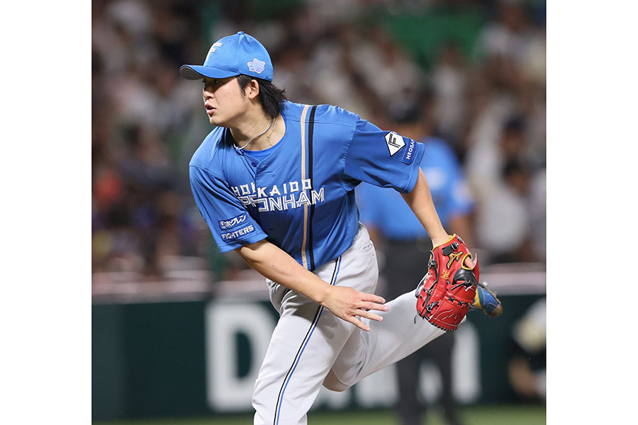 緊急登板した日本ハムの進藤勇也捕手【写真:産経新聞社】