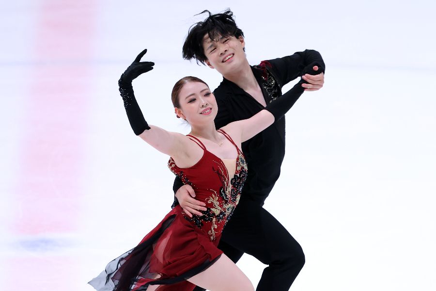 紀平梨花・西山真瑚組【写真:西村尚己/アフロスポーツ】