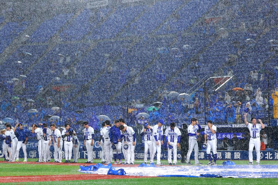 降雨コールドで試合に勝利し、スタンドに挨拶するDeNAナイン【写真:産経新聞社】