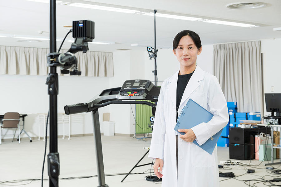 人間科学研究開発センターの研究室に立つ高木さん【写真:ワコール提供】