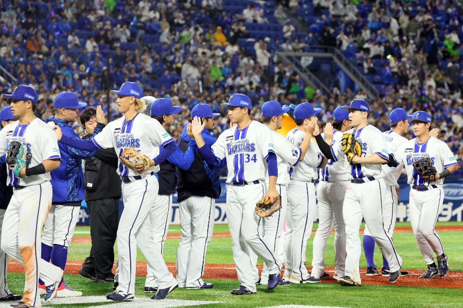 勝利のタッチを交わすDeNAナイン【写真：産経新聞社】