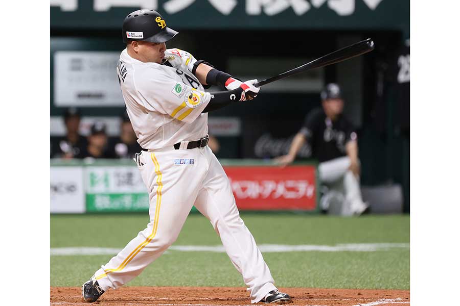 4回裏に二塁打を放ったソフトバンクの山川穂高【写真：産経新聞社】