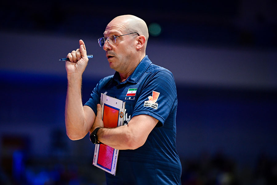 イランのピアッツァ監督は、決勝進出後にも日程に苦言を呈した【写真：中戸川知世】