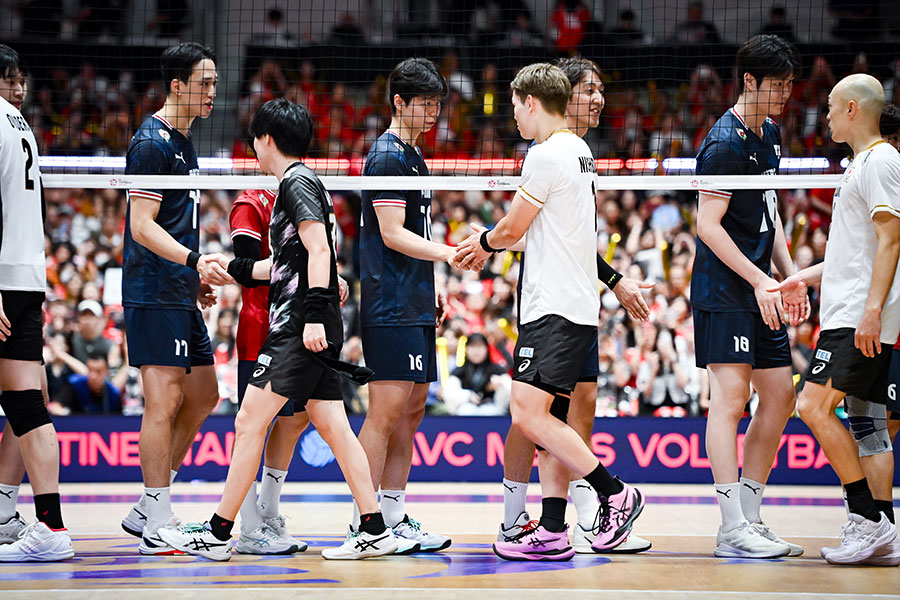 日本に敗れたバレーボール韓国代表（奥）【写真：中戸川知世】