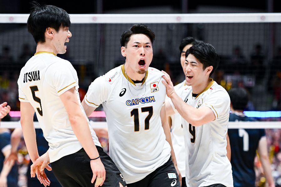男子バレー日本代表の西本圭吾（中央）【写真：中戸川知世】