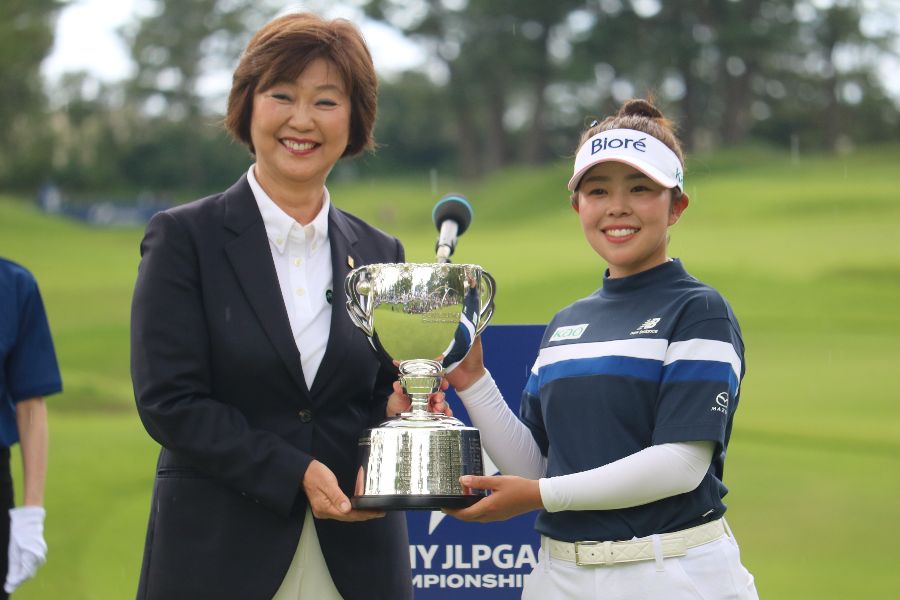 ソニー日本女子プロゴルフ選手権で優勝した山下美夢有(右)【写真:柳田通斉】