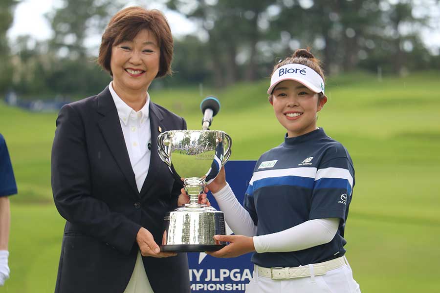 ソニー日本女子プロゴルフ選手権で優勝した山下美夢有（右）【写真：柳田通斉】