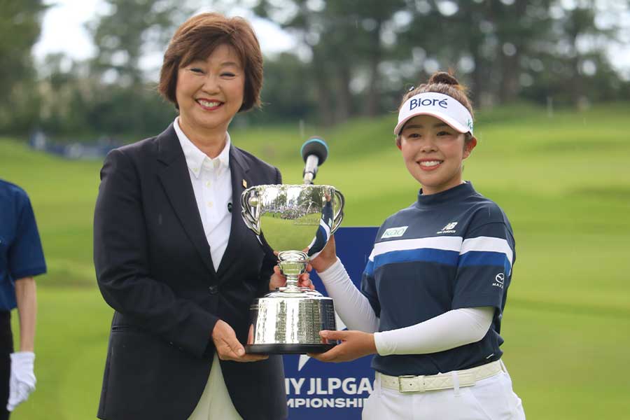 ソニー日本女子プロゴルフ選手権を制した山下美夢有（右）【写真：柳田通斉】