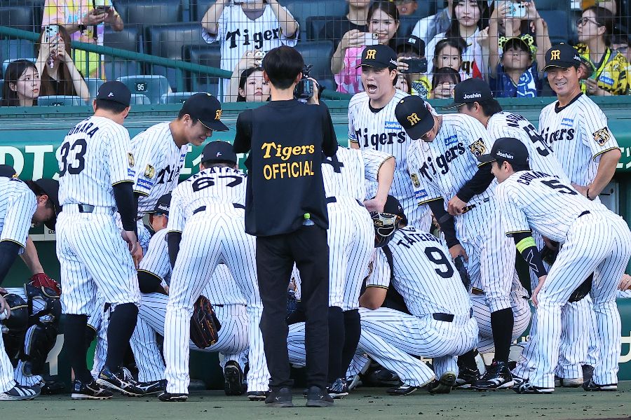 試合前に円陣を組む阪神の選手たち【写真：産経新聞社】