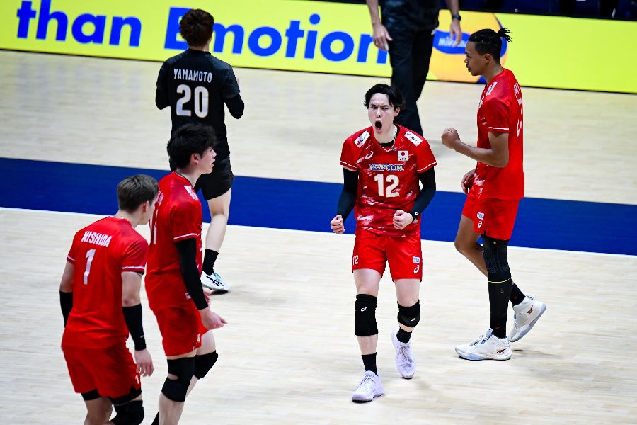 フェイクセットが決まり、吠える高橋藍（右から2人目）【写真：中戸川知世】