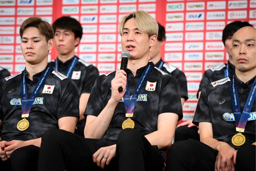 会見に登場したバレーボール男子日本代表の小野寺太志【写真：中戸川知世】