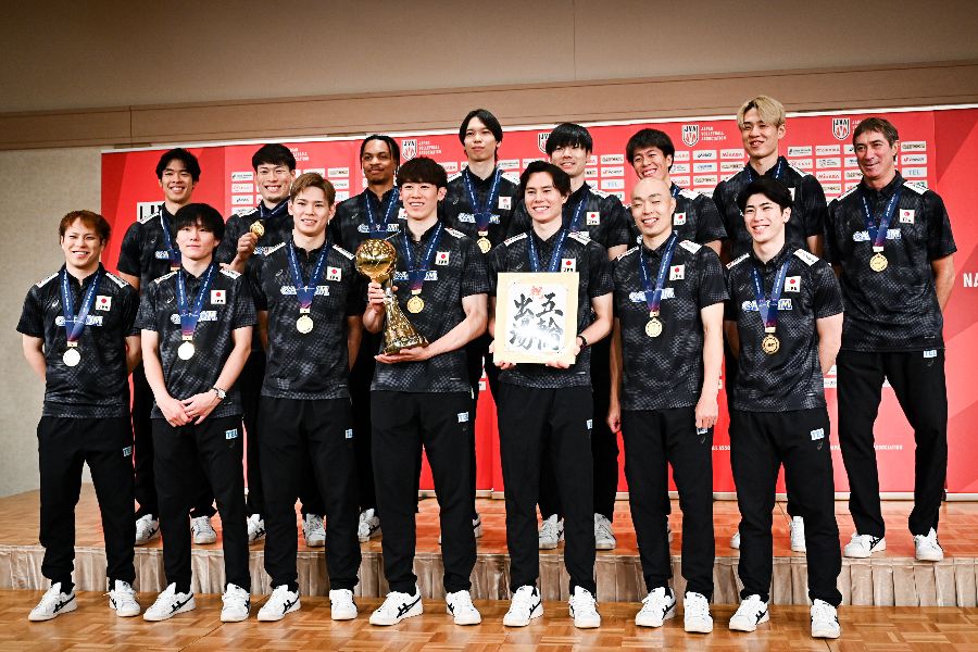 会見を行ったバレー男子日本代表【写真：中戸川知世】