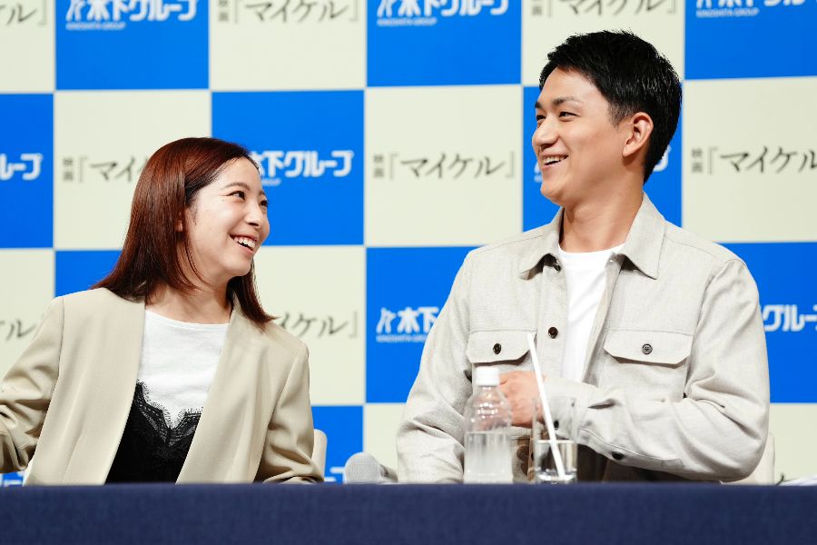 会見に登場したりくりゅうこと、三浦璃来さんと木原龍一さん【写真：黒澤崇】