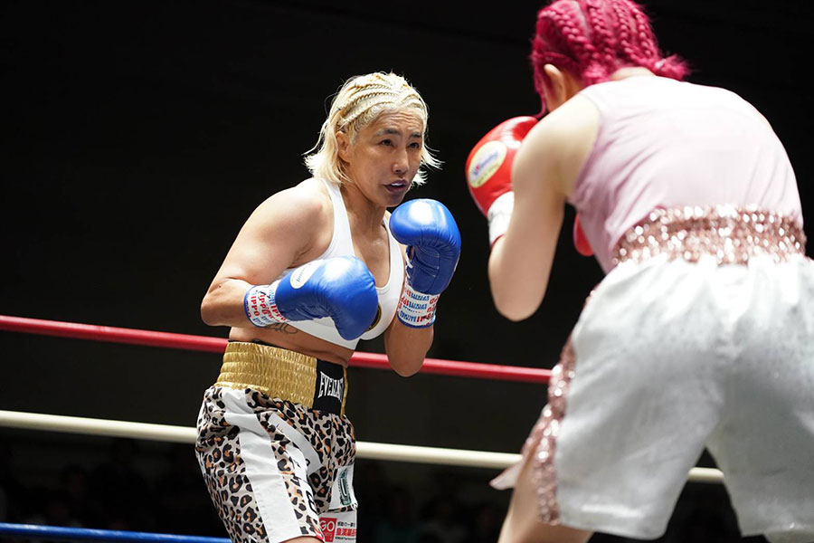 山本美憂(左)が3回TKO勝ち【写真:澤田直人】