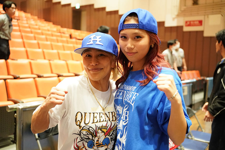 山本美憂（左）の勝利を娘のミーアも喜んだ【写真：澤田直人】