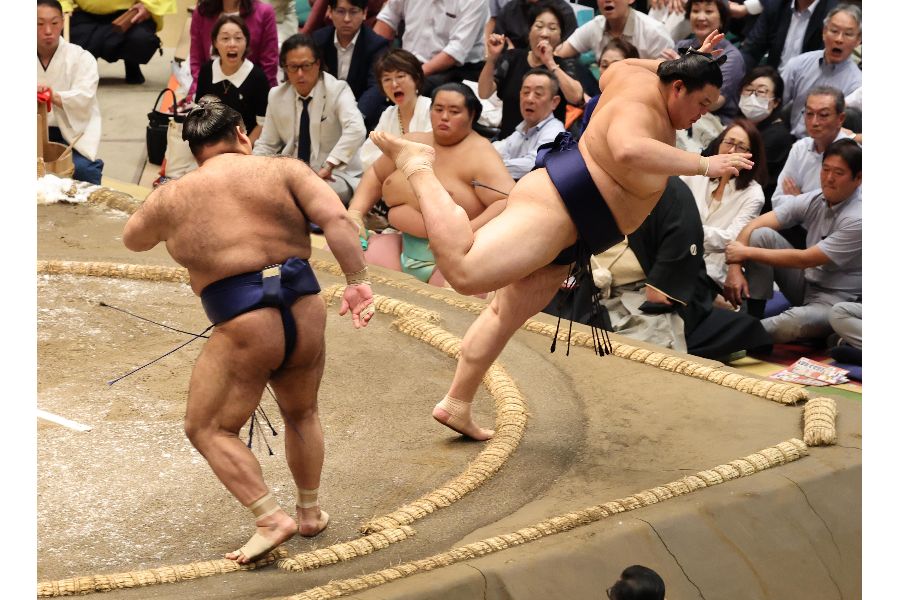 高安(左)は横綱・大の里を破って金星を挙げた【写真:スポーツ報知/アフロ】
