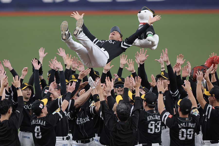 リーグ3連覇を達成し小久保監督を胴上げするソフトバンク【写真：産経新聞社】