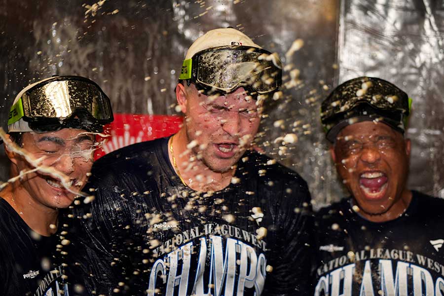 ドジャースが地区優勝し、シャンパンファイトをした山本由伸（左）ら【写真：ロイター】