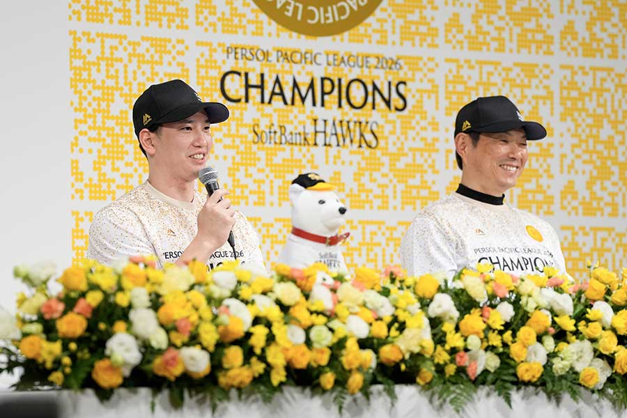 優勝記者会見で喜びを語るソフトバンクの栗原陵矢(左)【写真:産経新聞社】