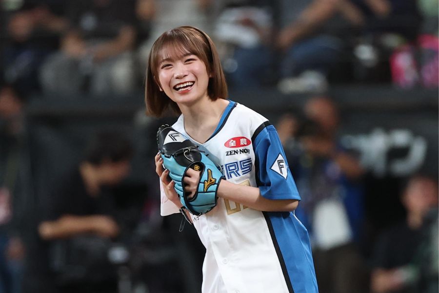 始球式を行った秋元真夏さん【写真:産経新聞社】