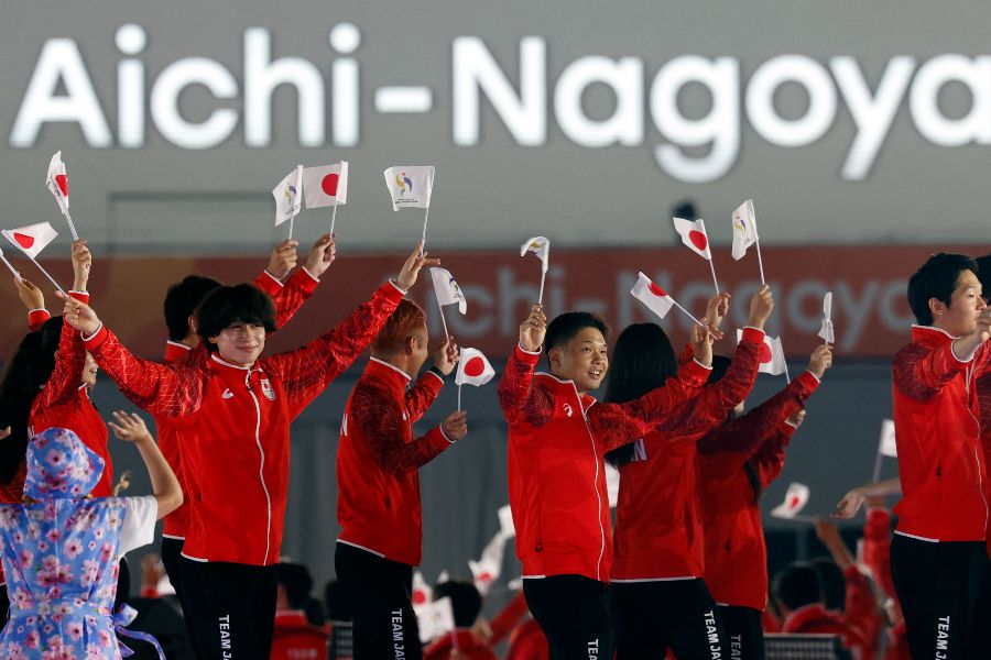 アジア大会開会式で入場する日本選手団【写真:ロイター】