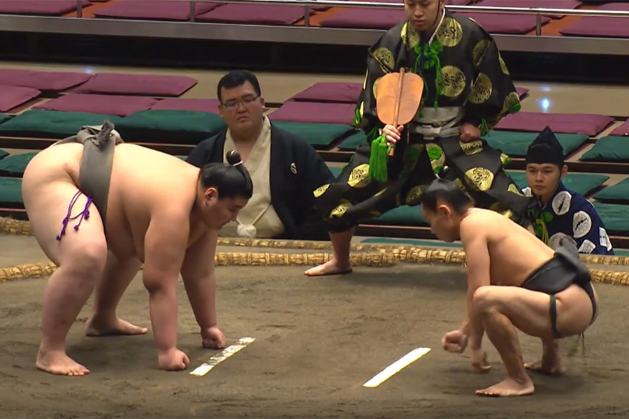 隆葵と宇瑠寅の取組【写真提供:(C)AbemaTV,Inc.】