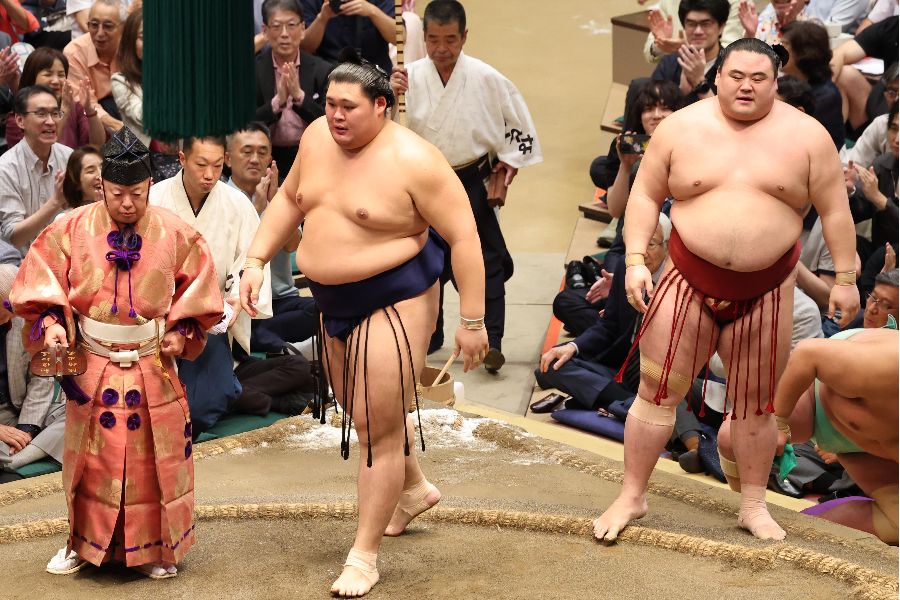 隆の勝(右)を寄り切りで下した大の里【写真:スポーツ報知/アフロ】