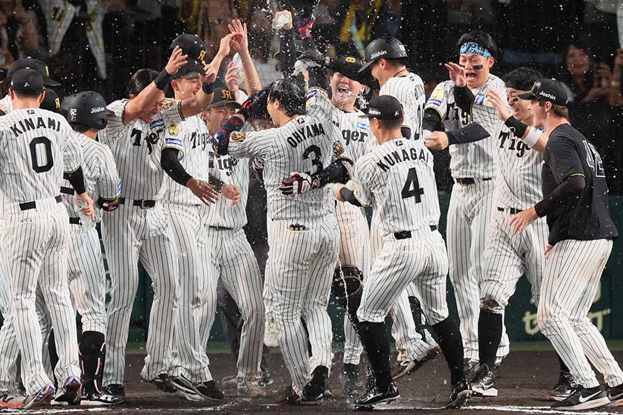 サヨナラ勝ちを決めて喜ぶ阪神ナイン【写真:産経新聞社】