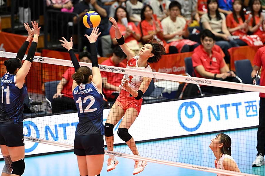 韓国戦でスパイクを放つ日本代表の和田由紀子【写真:徳原隆元】