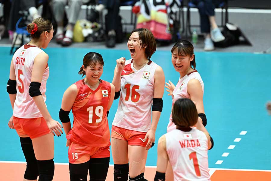韓国を3-0で撃破した女子バレー日本代表の鴫原ひなた(中央)【写真:徳原隆元】