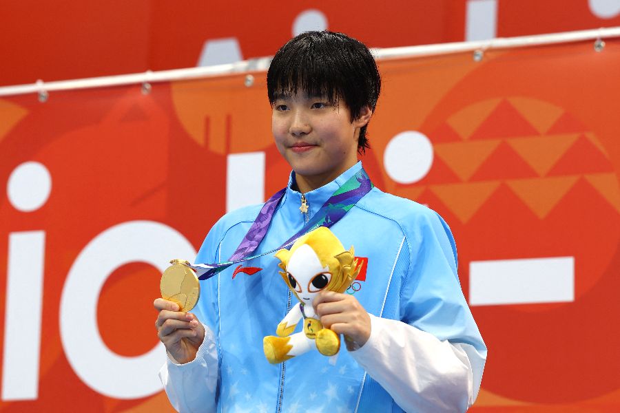 女子200メートル個人メドレー女子200メートル個人メドレー金メダルを獲得した中国の13歳・于子迪【写真:ロイター】