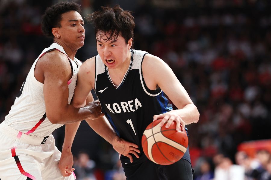 日本代表と対戦した韓国代表のイ・ヒョンジュン（右）【写真：大金拳一郎/アフロスポーツ】