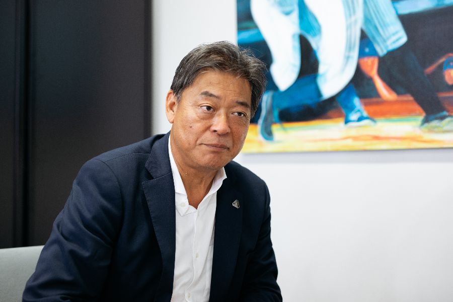 これまでクラブで経験した苦労を語る阿久沢毅社長【写真:松本洸】