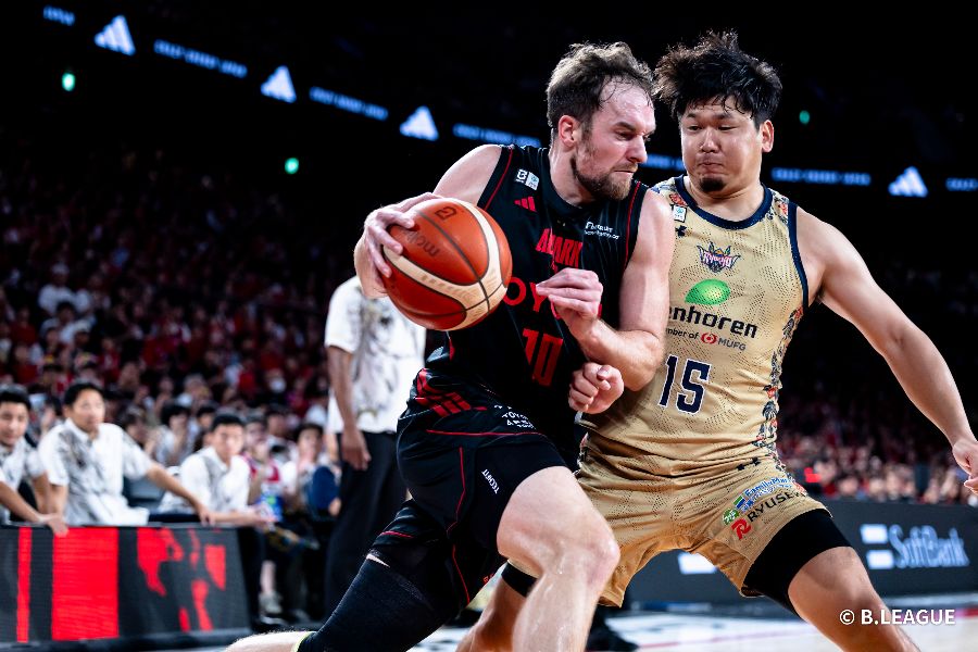 Bプレミア開幕戦に出場したアルバルク東京のザック・バランスキー(手前)【写真:B.LEAGUE】