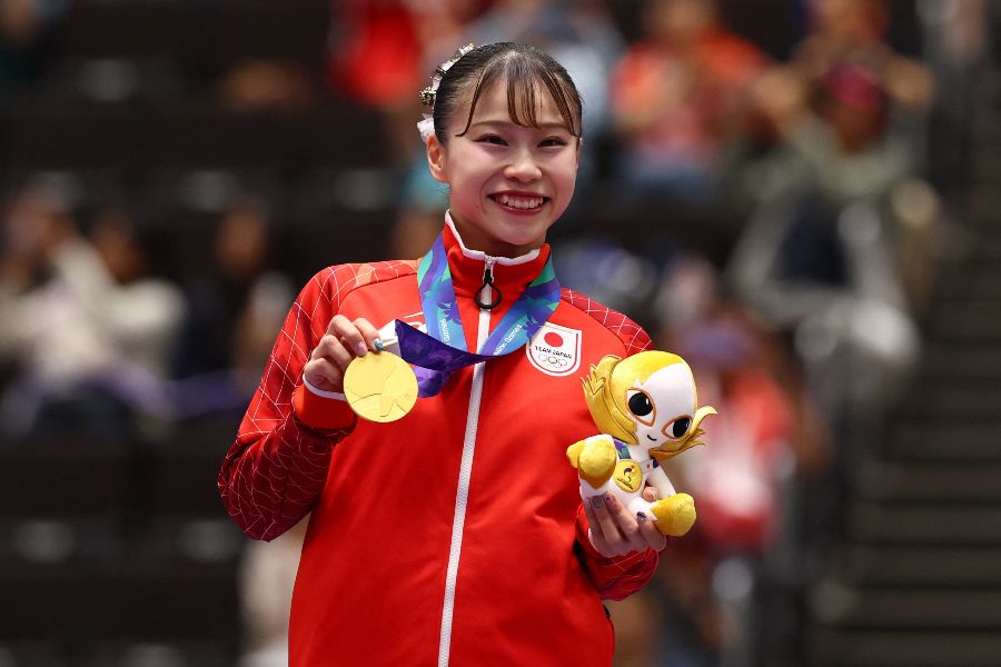 体操女子の個人総合、日本女子史上初の金メダルを獲得した杉原愛子【写真:ロイター】