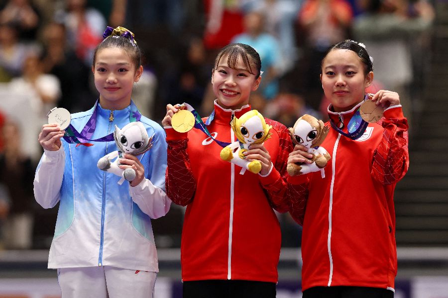 体操女子の個人総合、日本女子史上初の金メダルを獲得した杉原愛子(中央)【写真:ロイター】