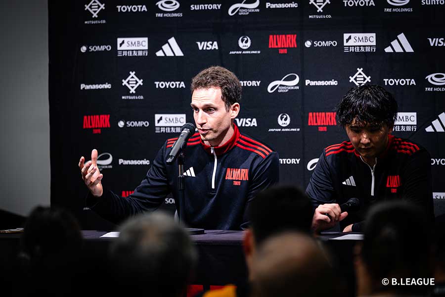 試合後の会見に登場したアルバルク東京のライアン・リッチマンHC【写真提供:Bリーグ】