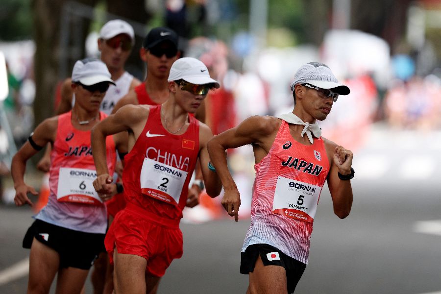 男子ハーフマラソン競歩に出場した山西利和(先頭)と吉川絢斗(前から3人目)【写真:ロイター】
