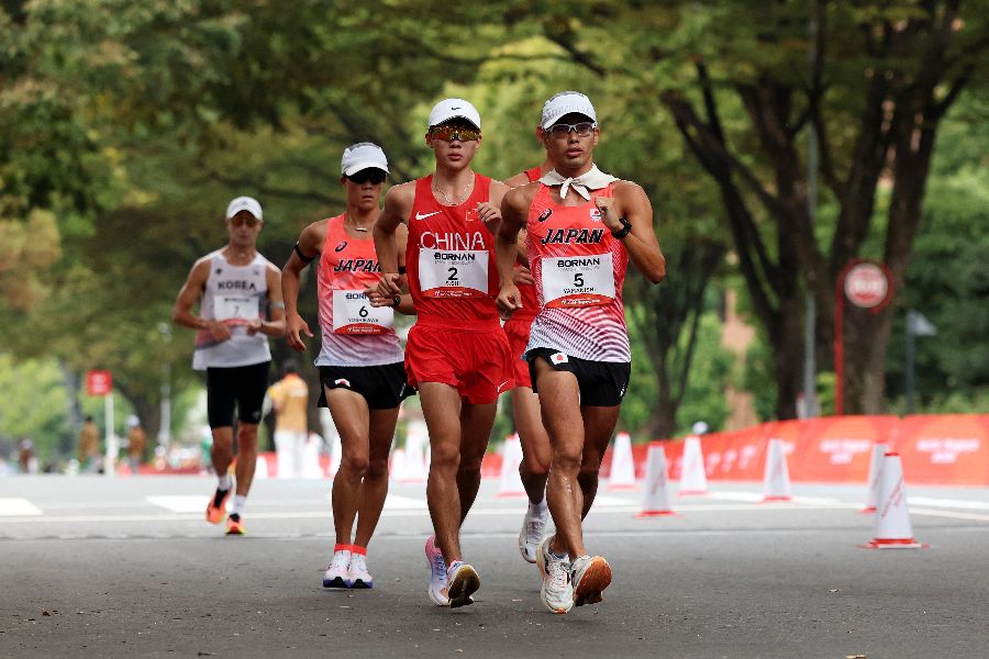 アジア大会陸上の初日に行われたハーフマラソン競歩【写真:ロイター】