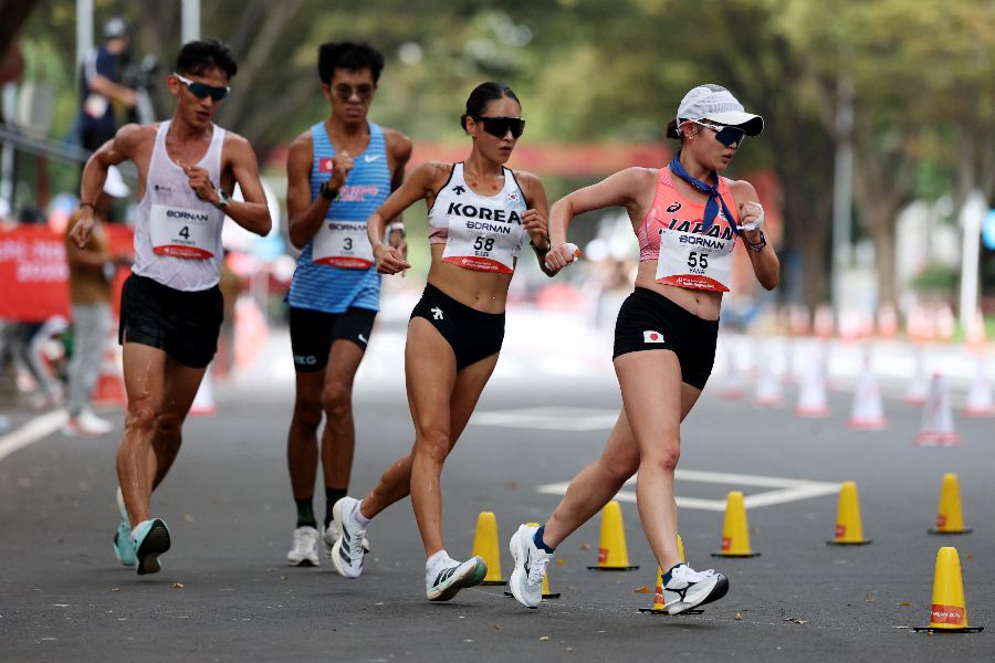女子ハーフマラソン競歩に出場した柳井綾音(右)【写真:ロイター】